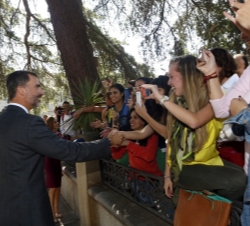 Don Felipe recibe el saludo de los alumnos de la Universidad de Castilla-La Mancha